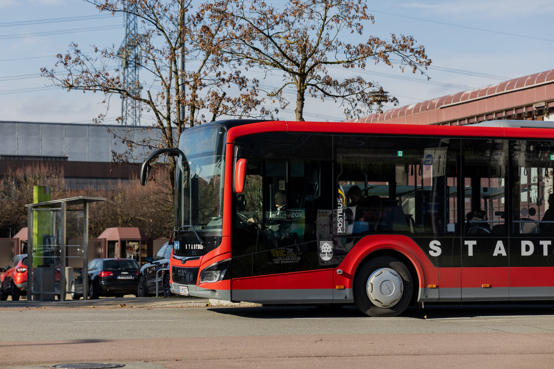 Roter Stadtbus am Bahnhof in Dornbirn