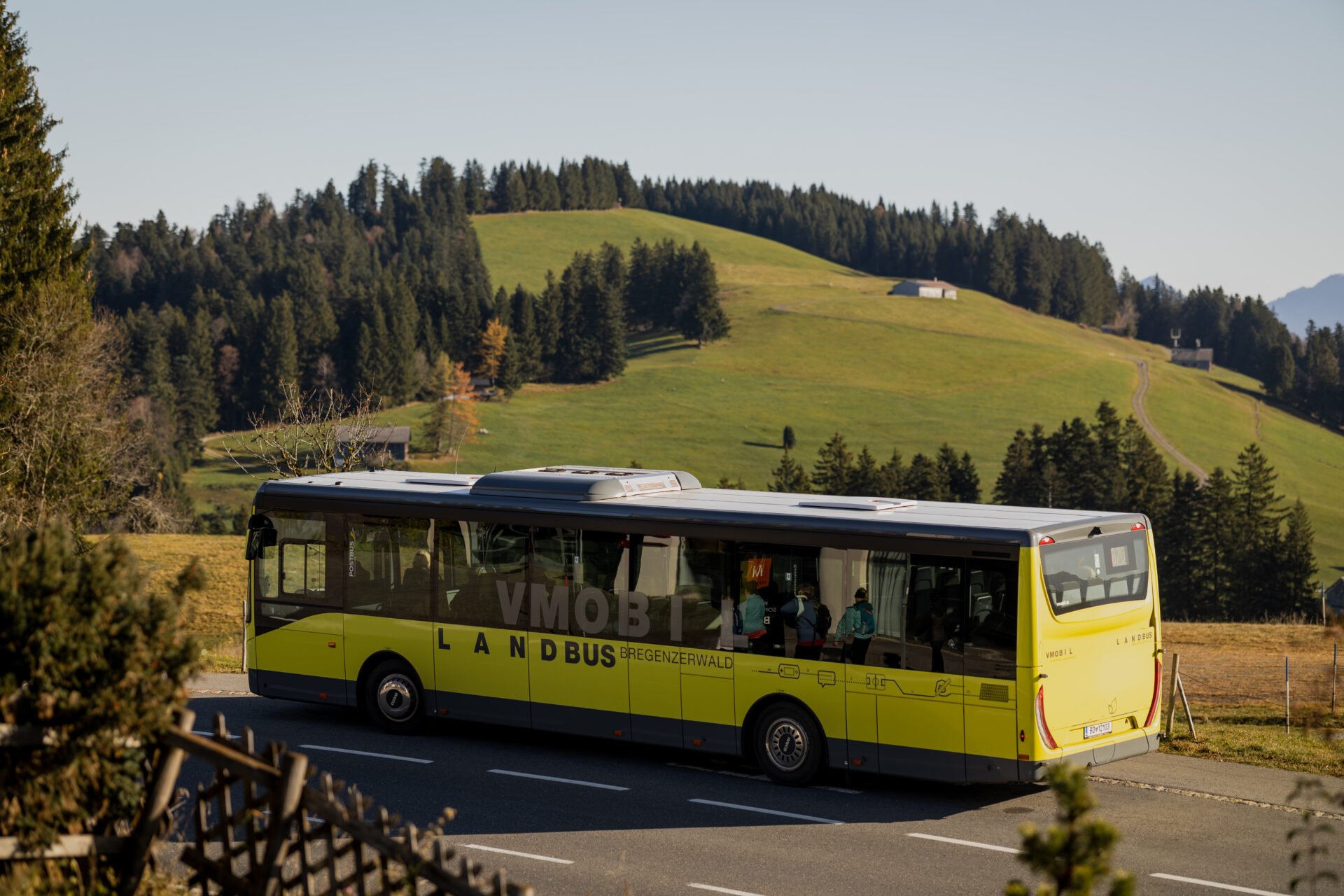 Gelber Wanderbus am Bödele